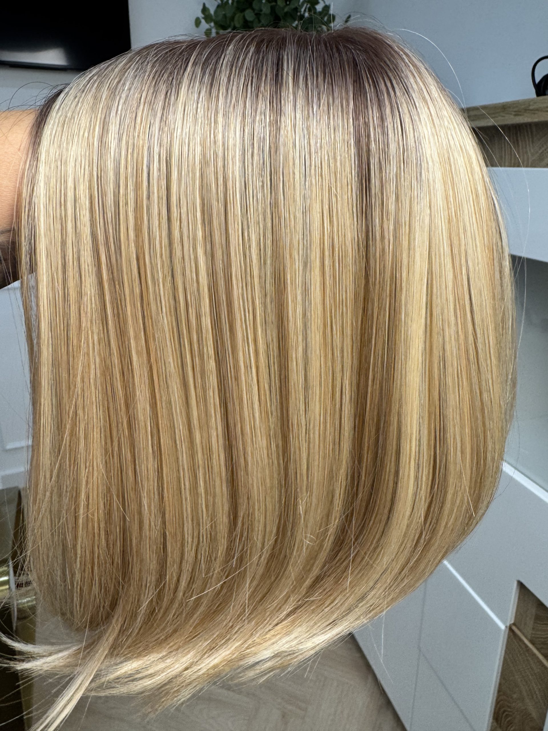 Syntetyczna peruka Front Lace – jasny blond z ciemniejszym odrostem