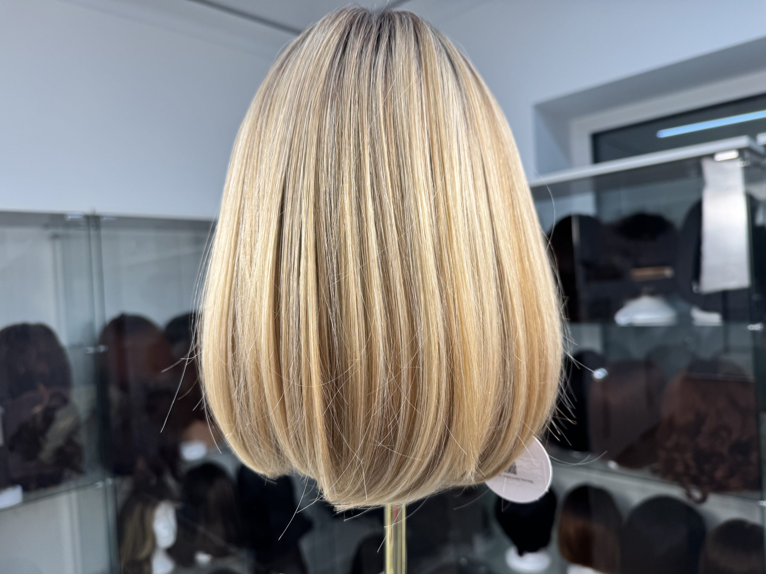 Syntetyczna peruka Front Lace – jasny blond z ciemniejszym odrostem