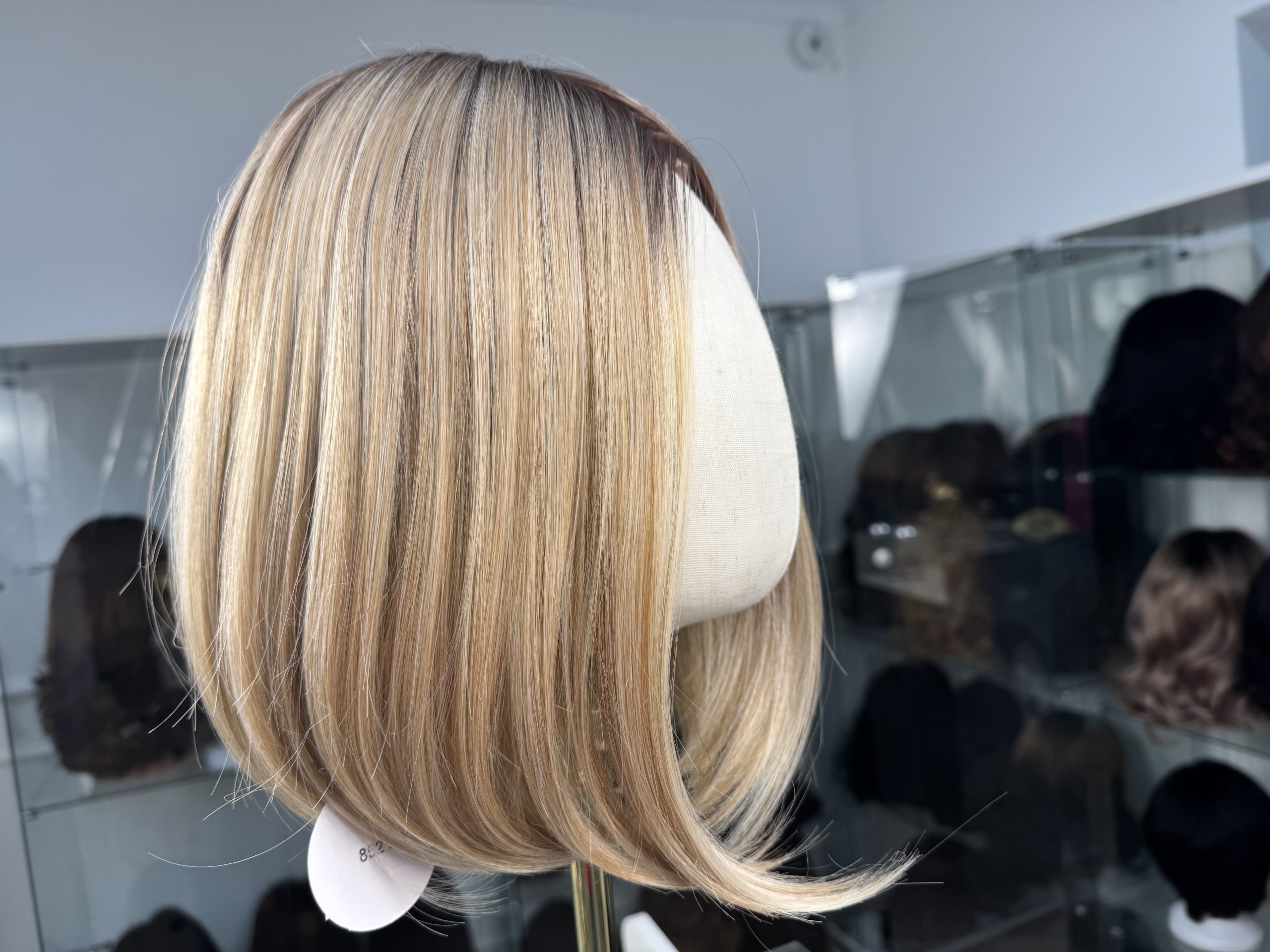 Syntetyczna peruka Front Lace – jasny blond z ciemniejszym odrostem