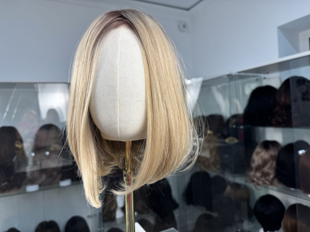 Syntetyczna peruka Front Lace – jasny blond z ciemniejszym odrostem
