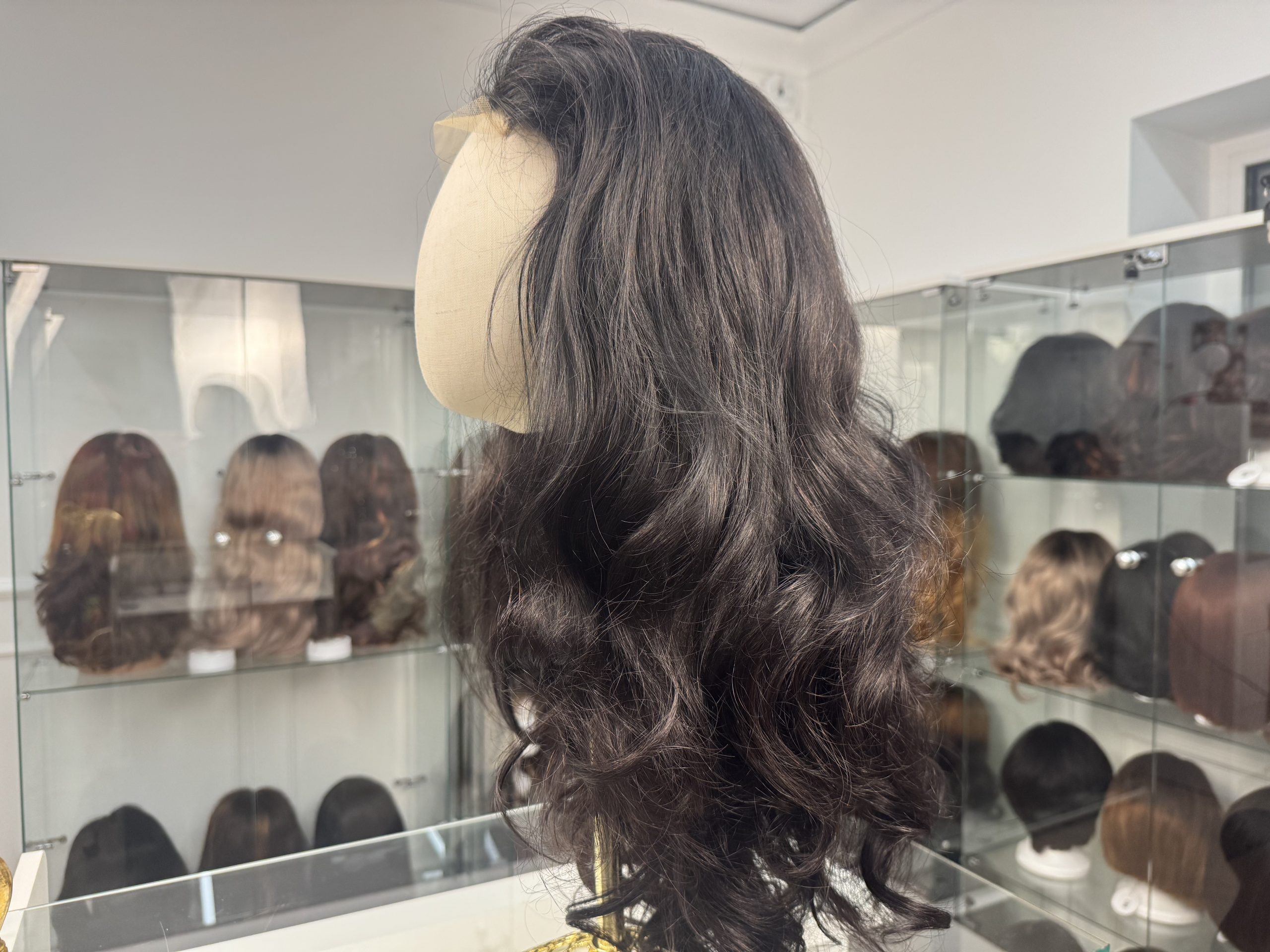 Czarna peruka syntetyczna Premium – kręcone włosy, Lace, 180% objętości