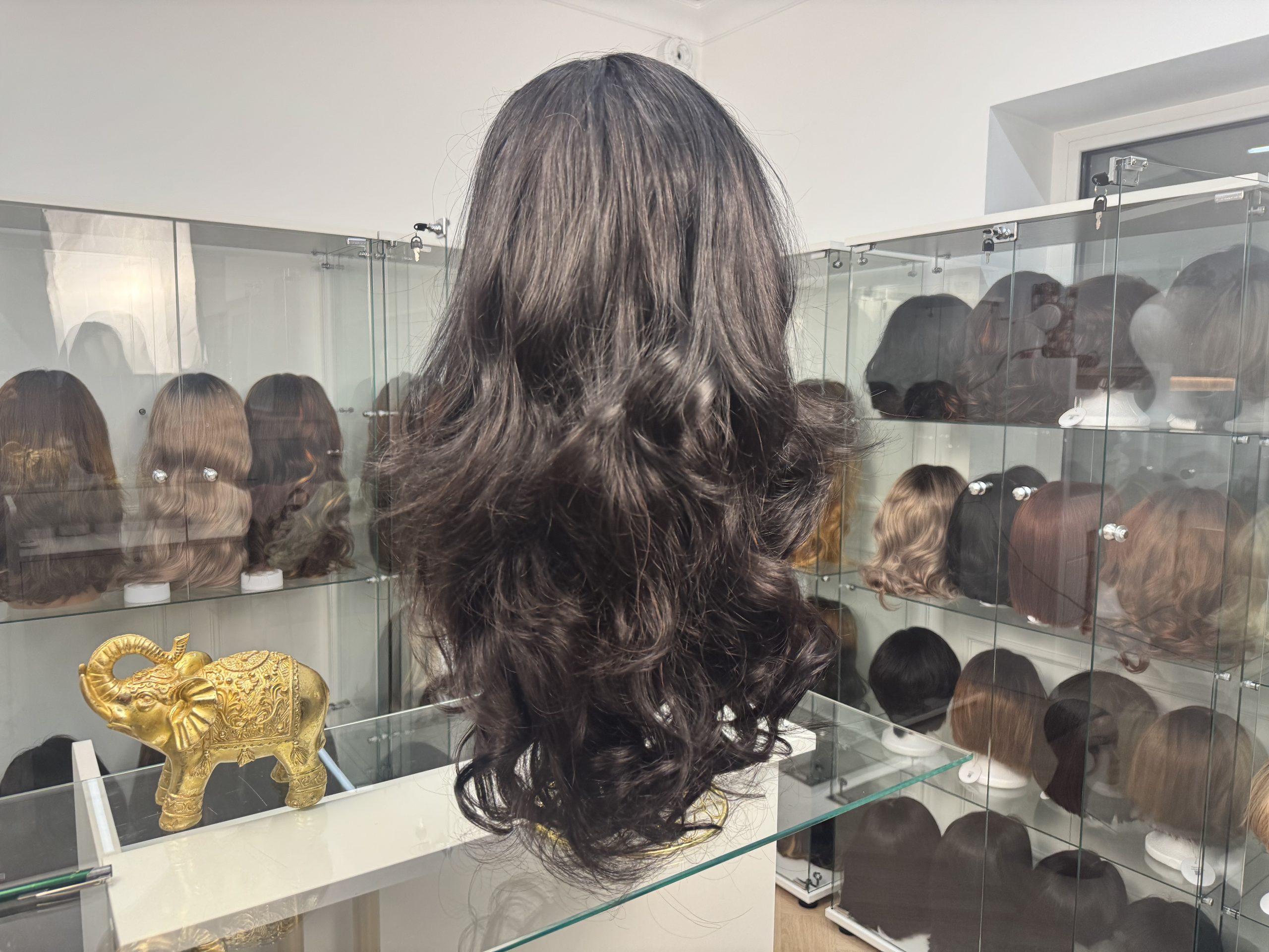 Czarna peruka syntetyczna Premium – kręcone włosy, Lace, 180% objętości