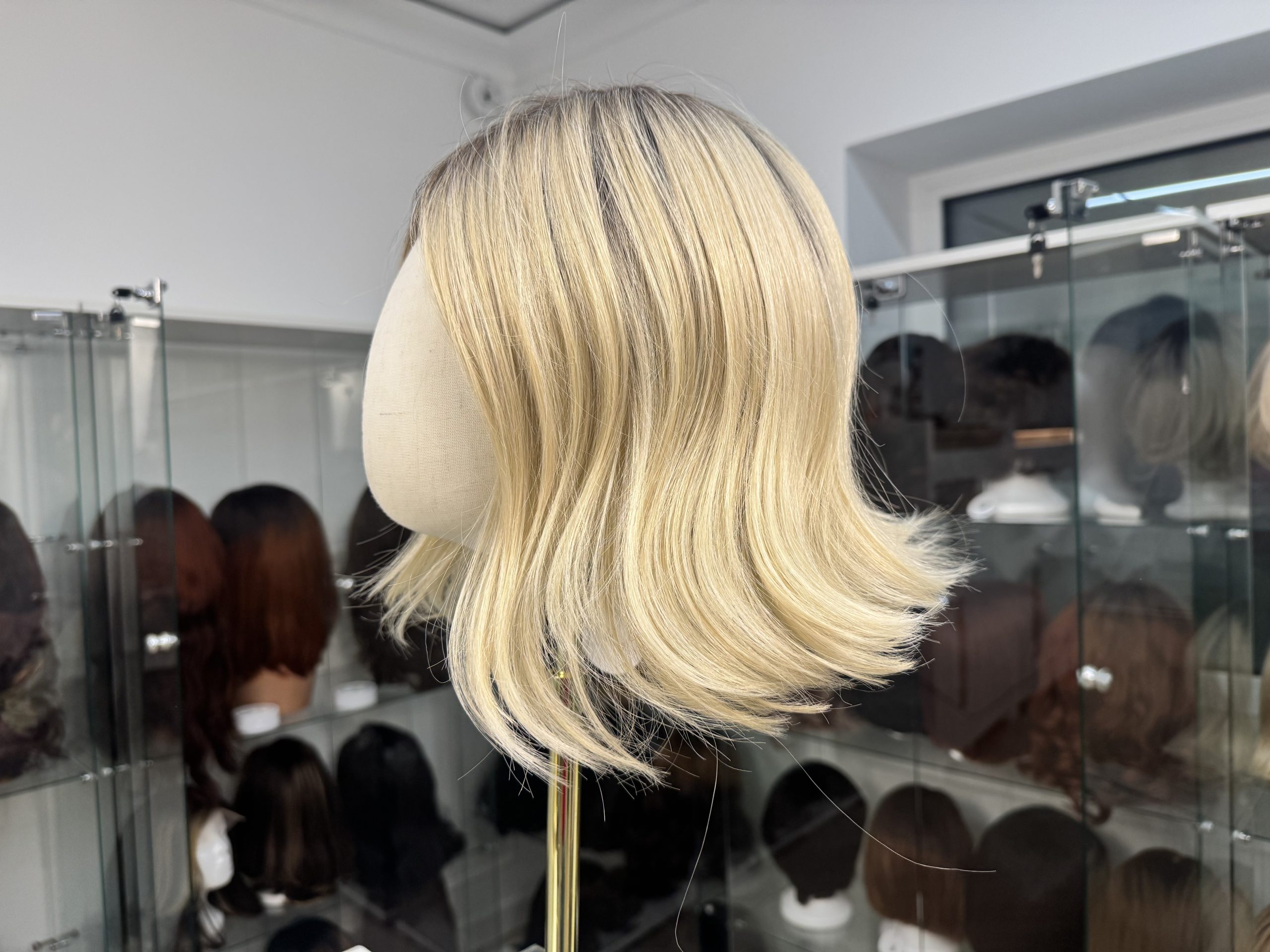 Peruka syntetyczna – popielaty blond