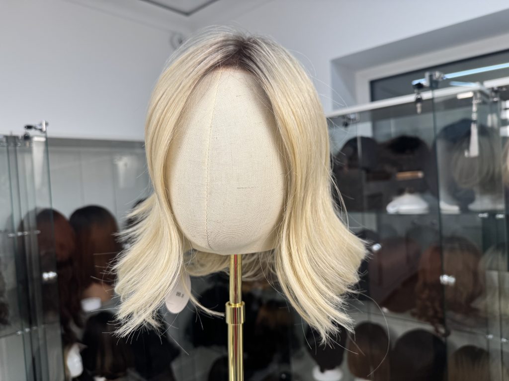 Peruka syntetyczna – popielaty blond