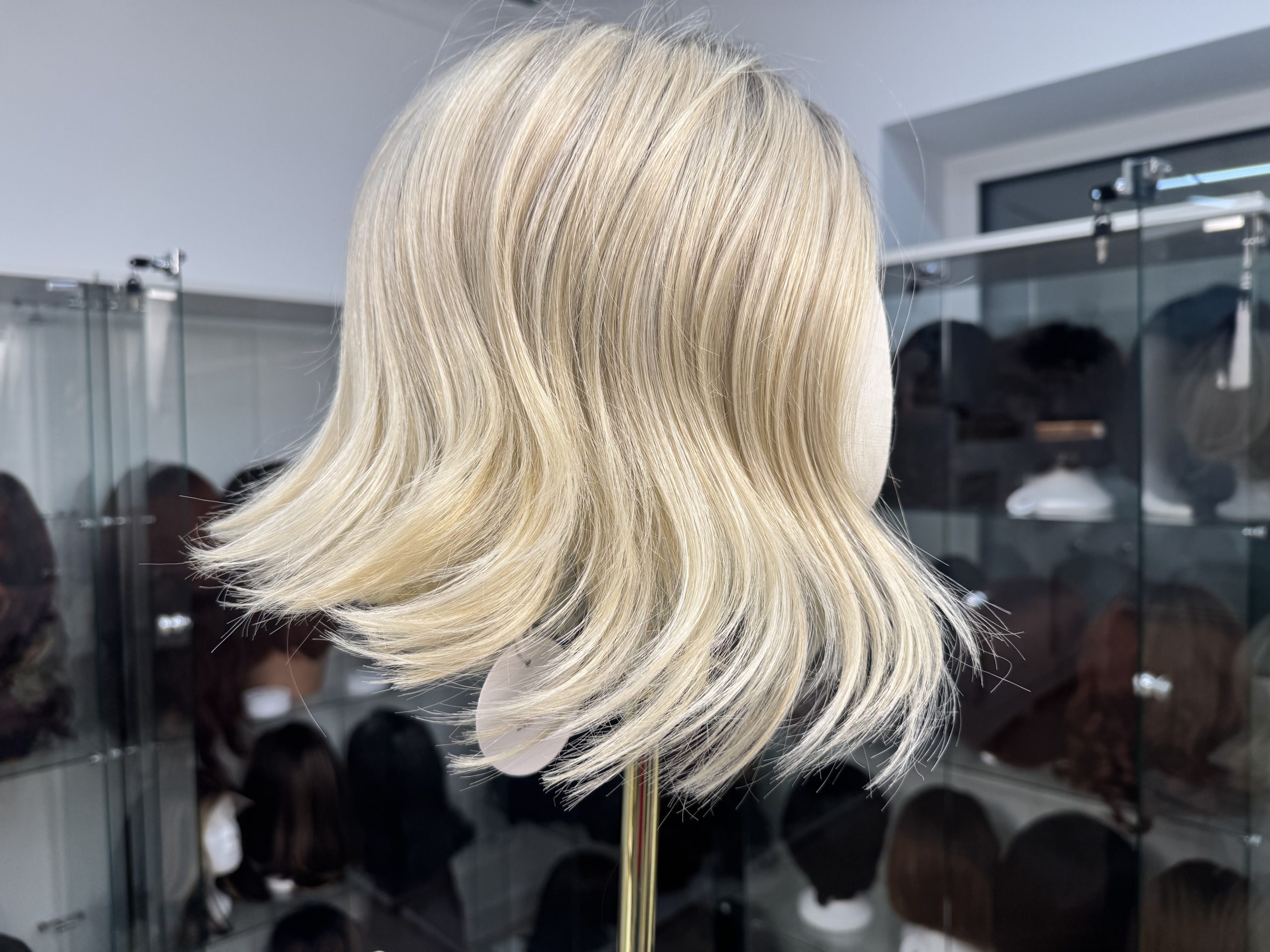 Peruka syntetyczna – popielaty blond