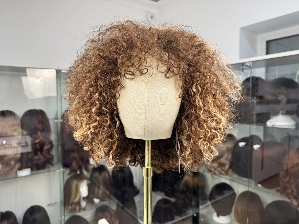 Kręcona peruka Front Lace – miedziany brąz ze złocistymi refleksami