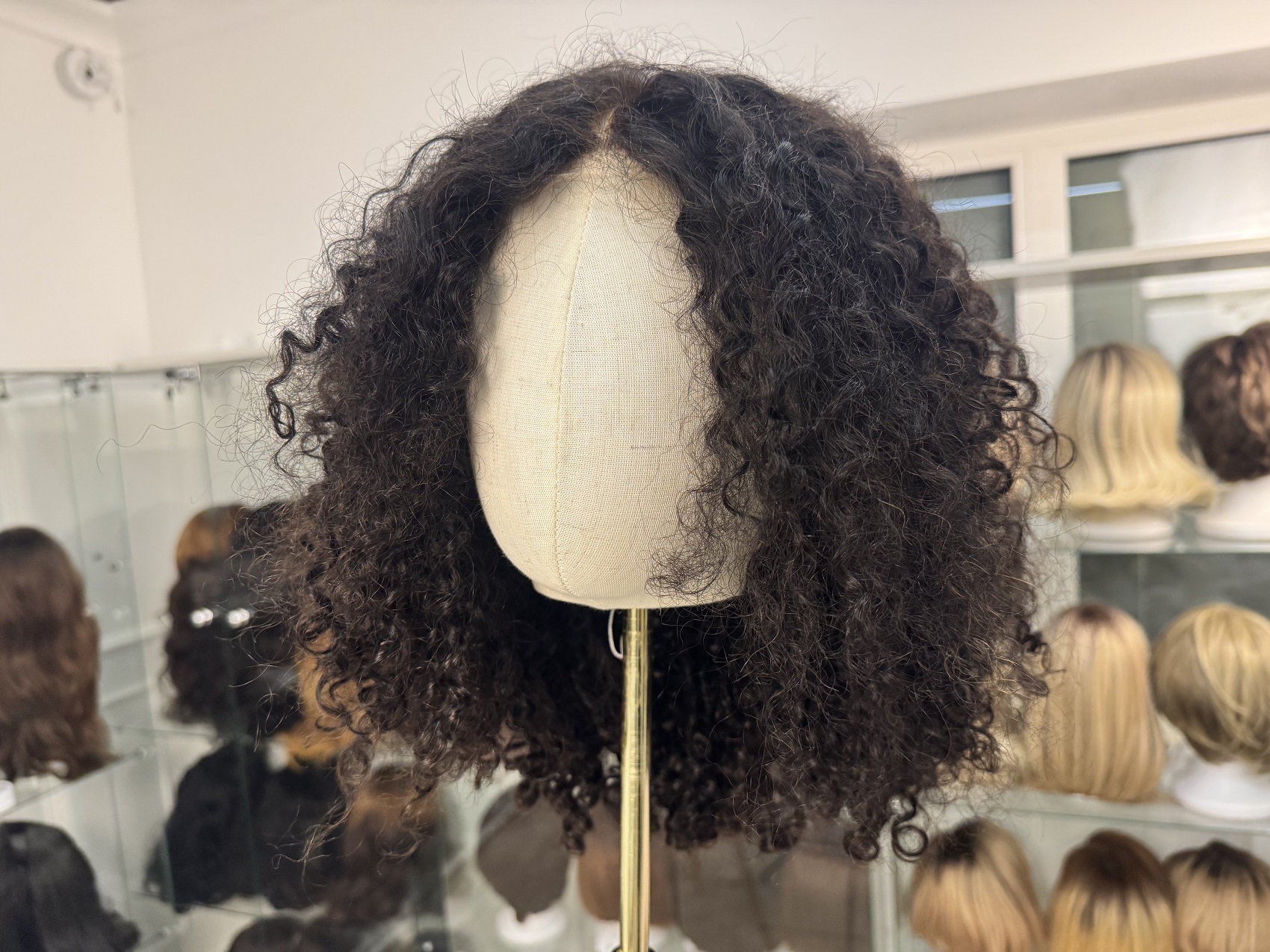 Peruka syntetyczna Premium Front Lace – kręcone włosy 180%