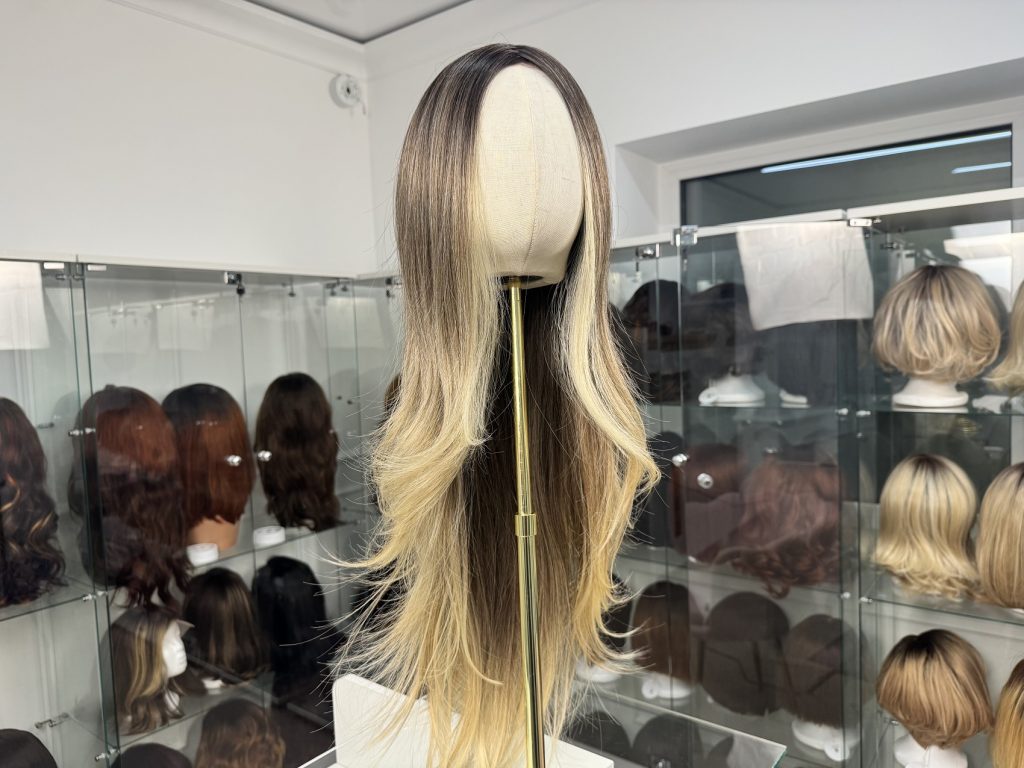 Peruka syntetyczna Front Lace – chłodny blond z ciemniejszą nasadą