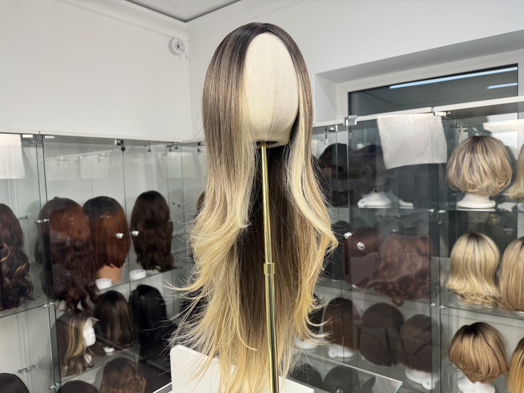 Peruka syntetyczna Front Lace – chłodny blond z ciemniejszą nasadą
