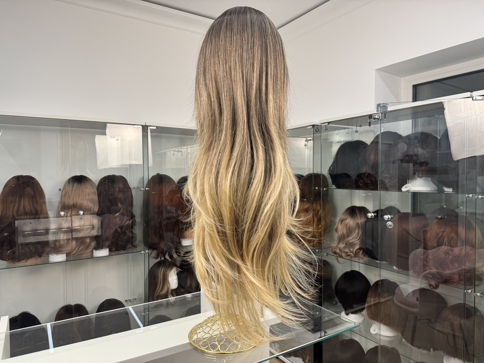 Peruka syntetyczna Front Lace – chłodny blond z ciemniejszą nasadą