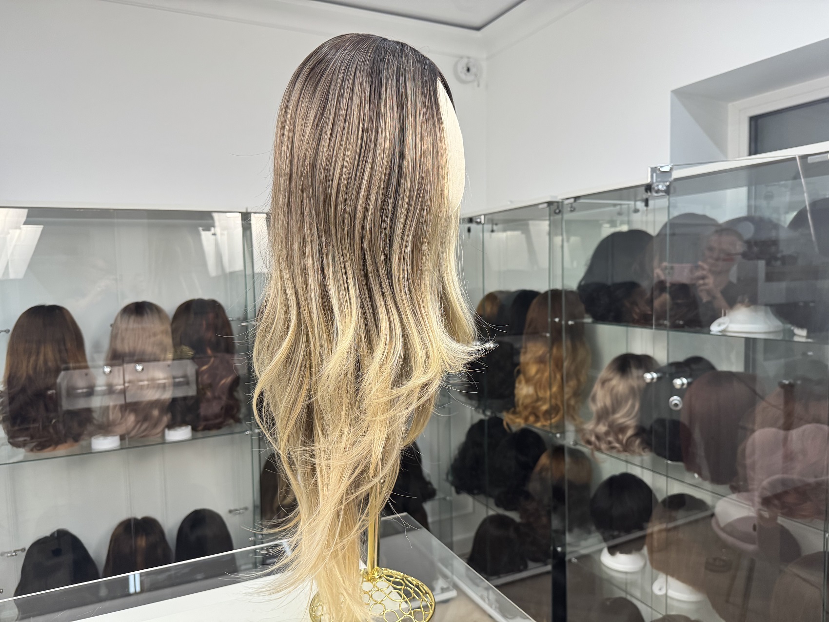 Peruka syntetyczna Front Lace – chłodny blond z ciemniejszą nasadą