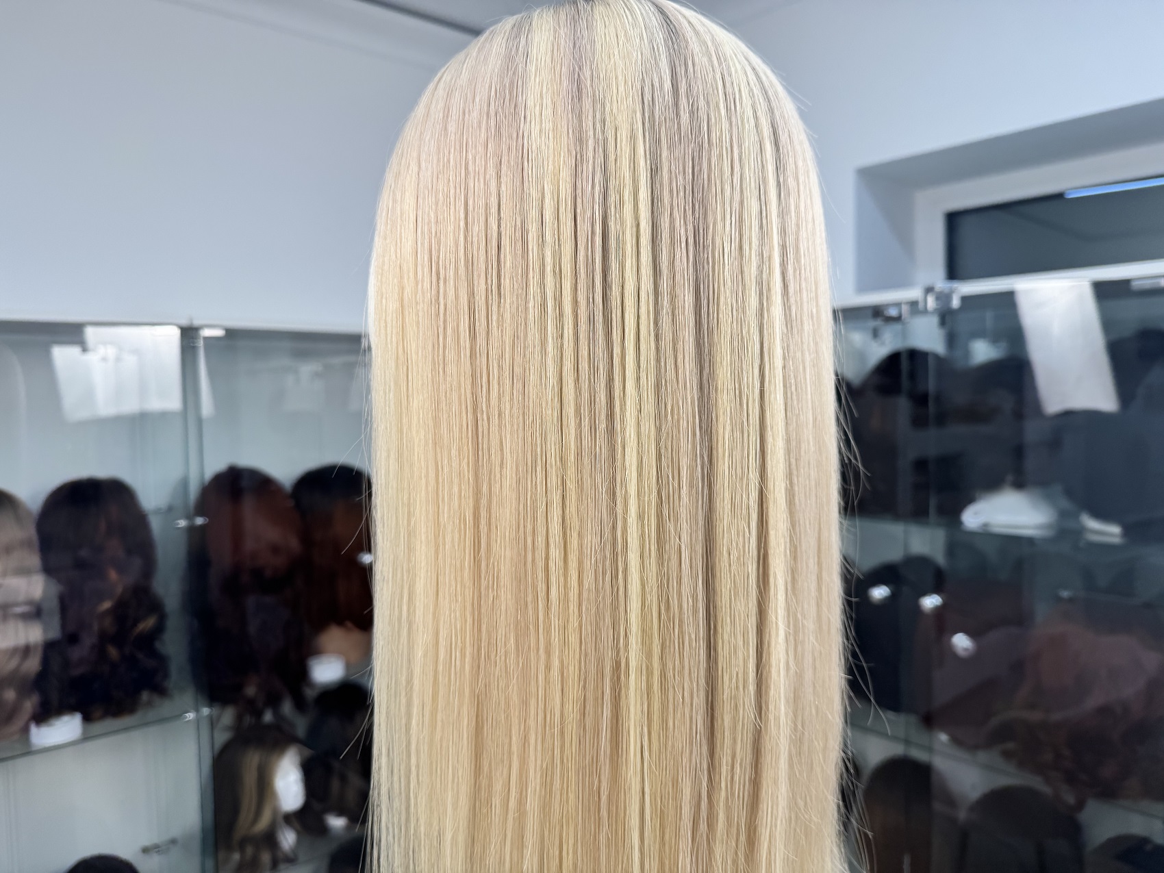 Długa peruka w jasnym blondzie z naturalnym odrostem