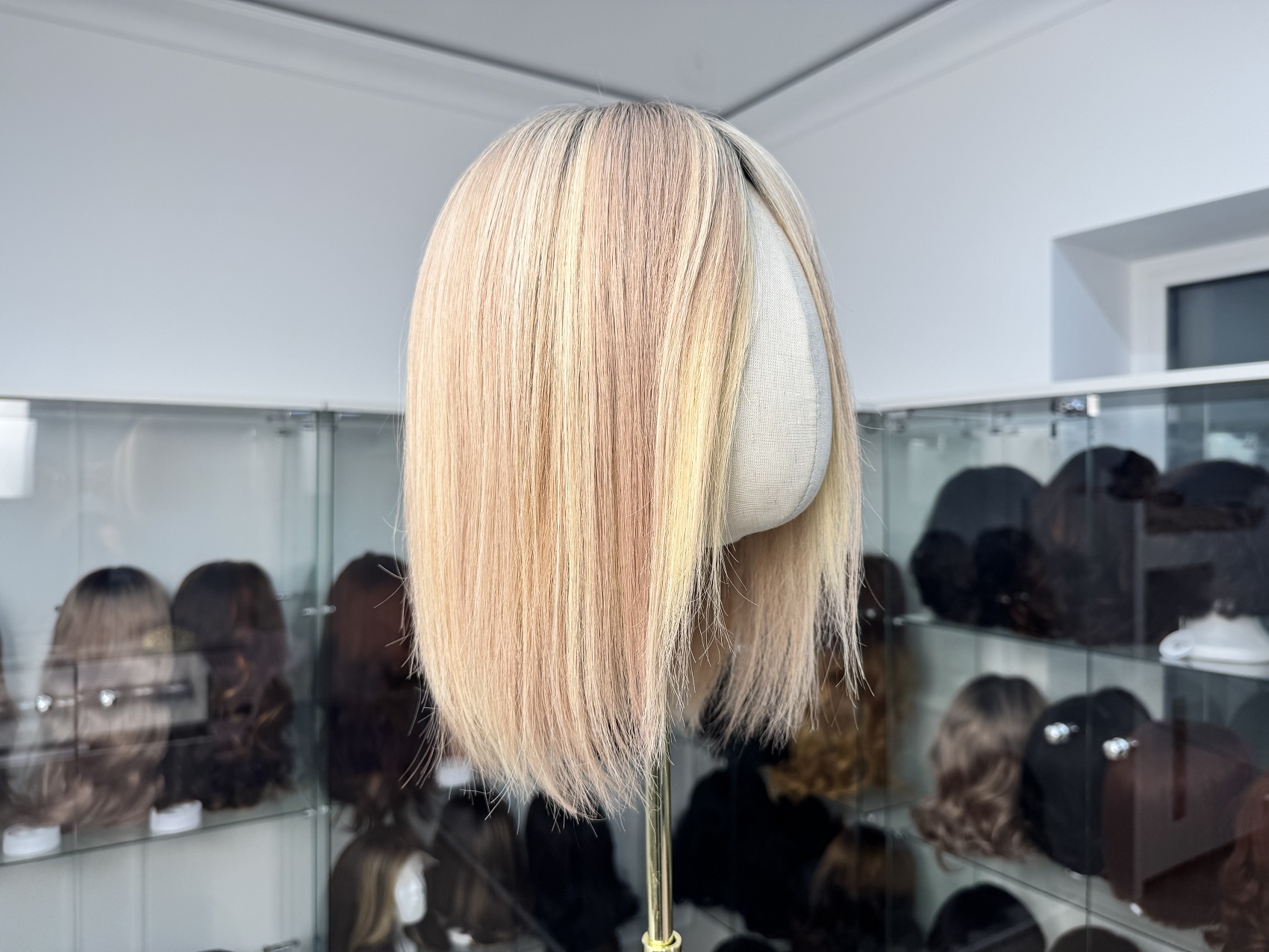 Naturalna peruka z kolekcji Lawenda  – wielotonowy ciepły blond