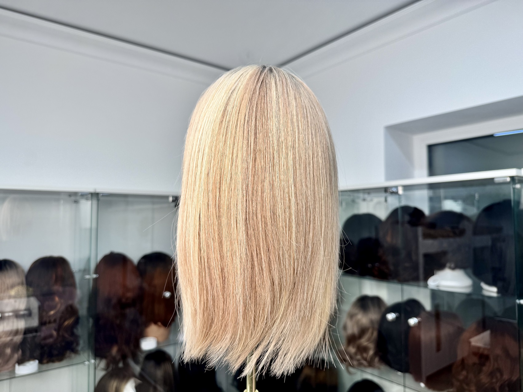 Naturalna peruka z kolekcji Lawenda  – wielotonowy ciepły blond
