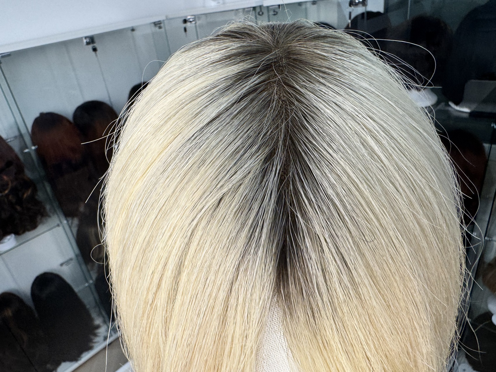 Naturalna peruka blond ciemniejszy odrost z kolekcji Lawenda 