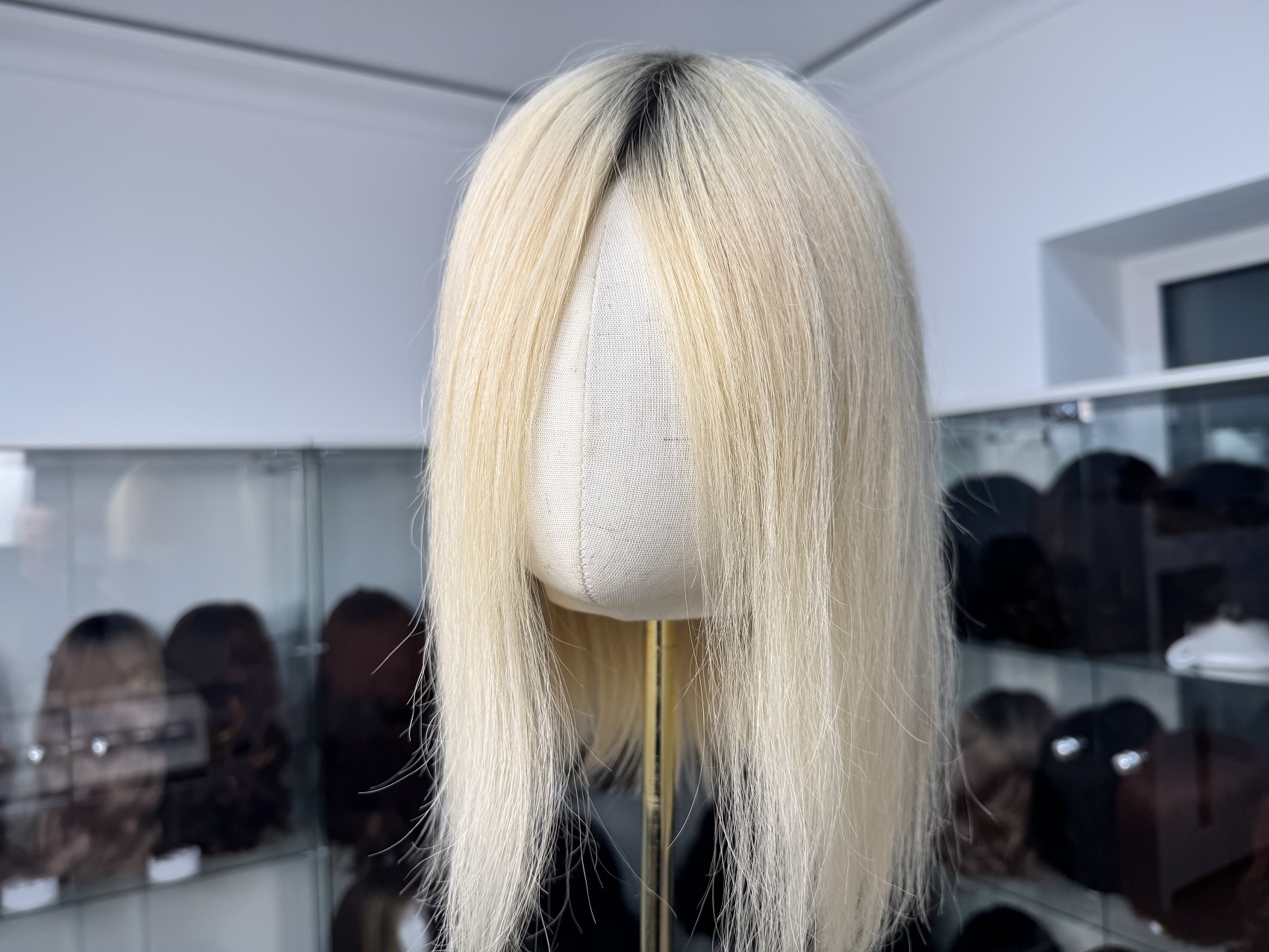 Naturalna peruka blond ciemniejszy odrost z kolekcji Lawenda 