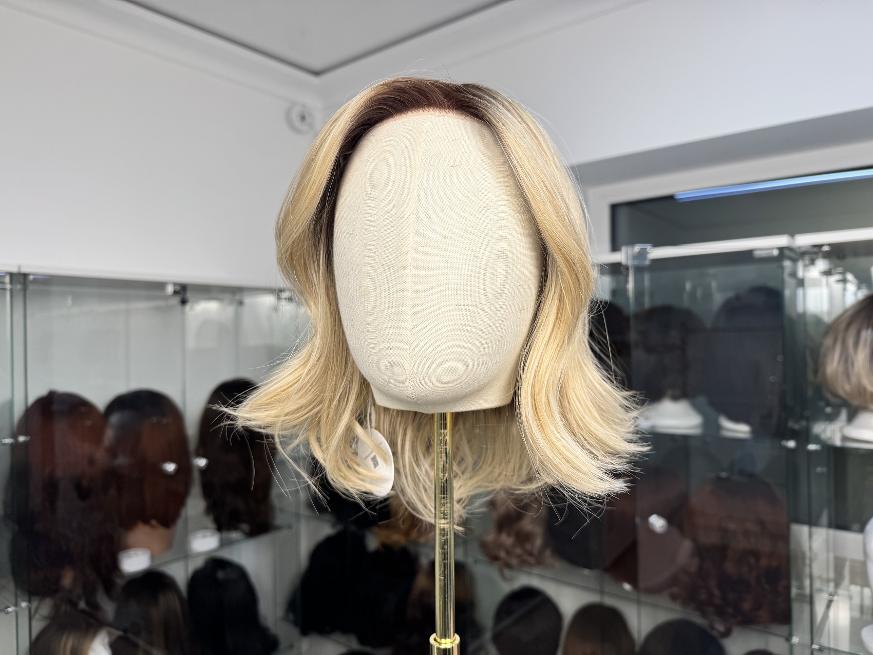 Lekka peruka syntetyczna – blond z naturalnym odrostem