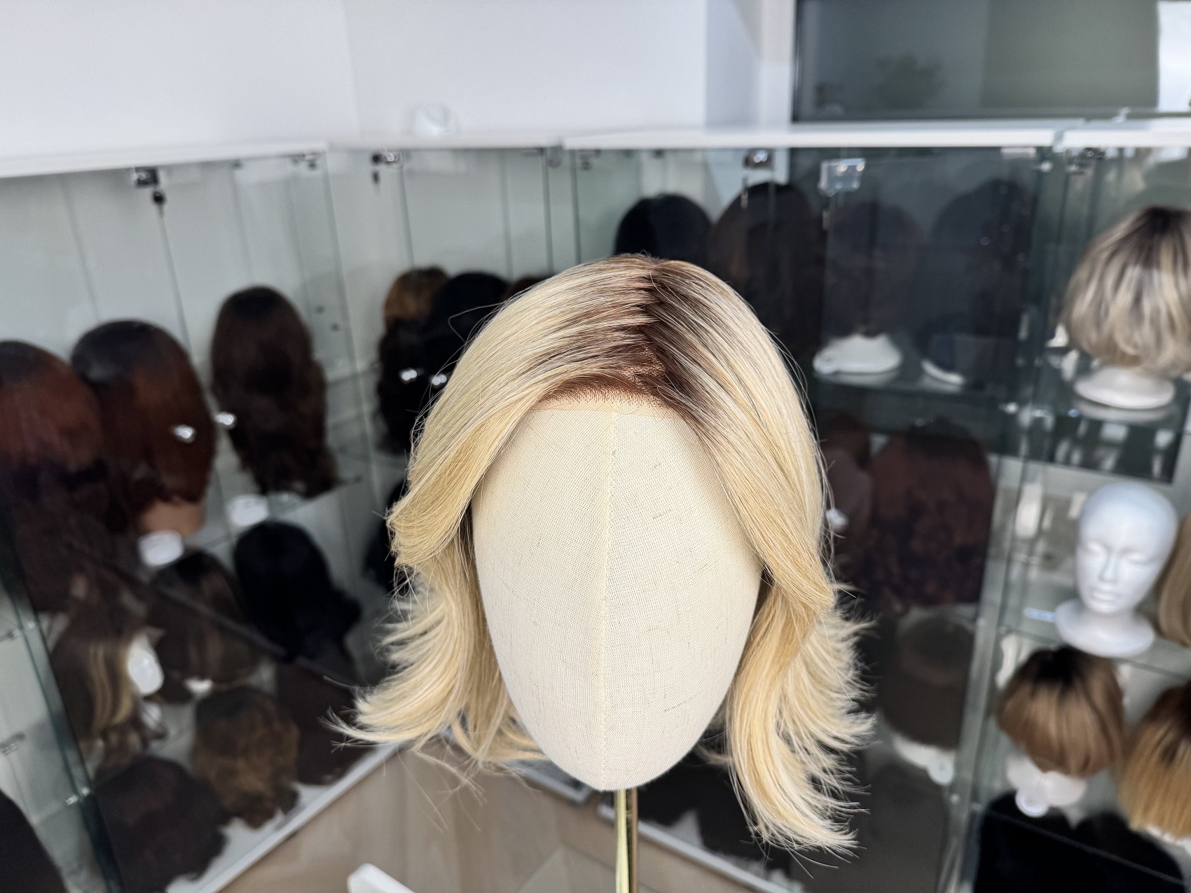 Lekka peruka syntetyczna – blond z naturalnym odrostem