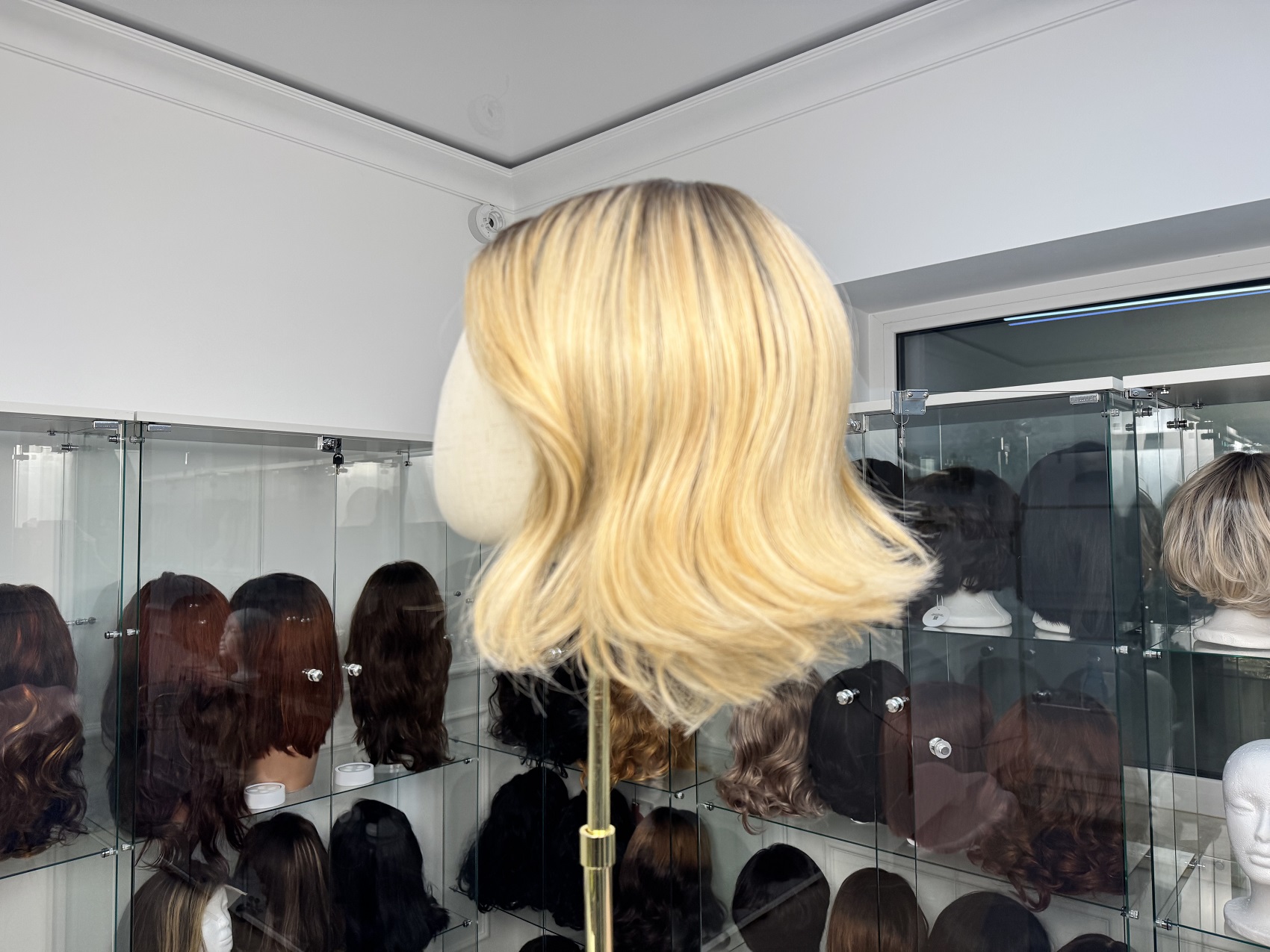 Lekka peruka syntetyczna – blond z naturalnym odrostem
