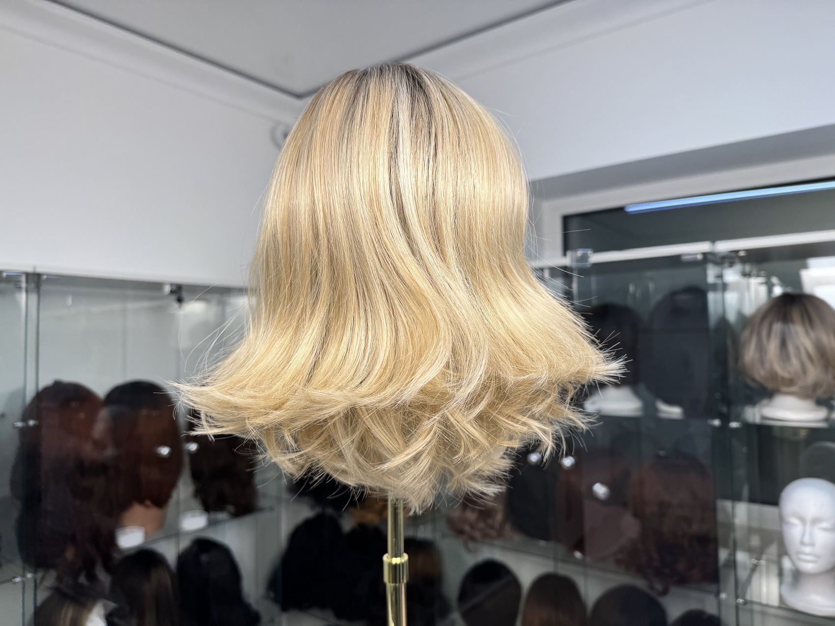 Lekka peruka syntetyczna – blond z naturalnym odrostem