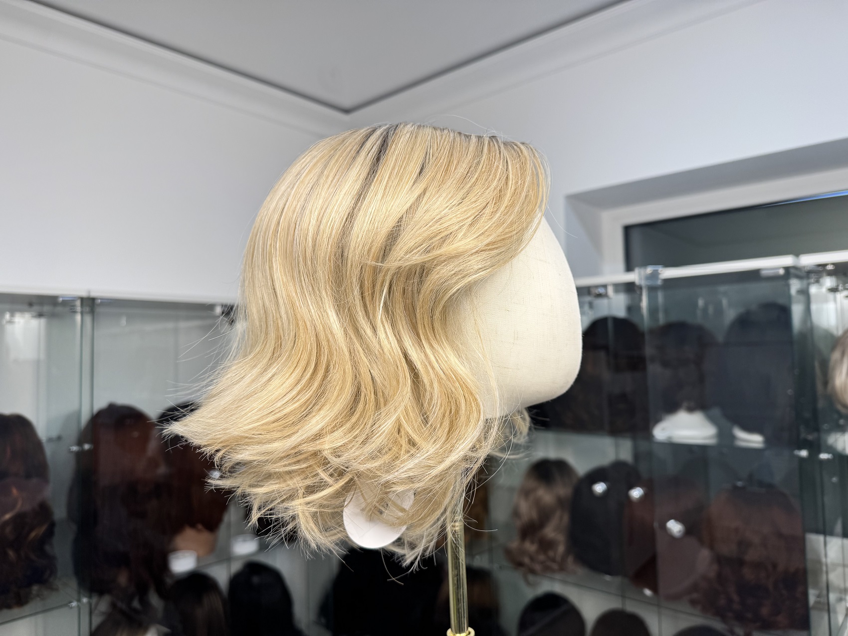 Lekka peruka syntetyczna – blond z naturalnym odrostem