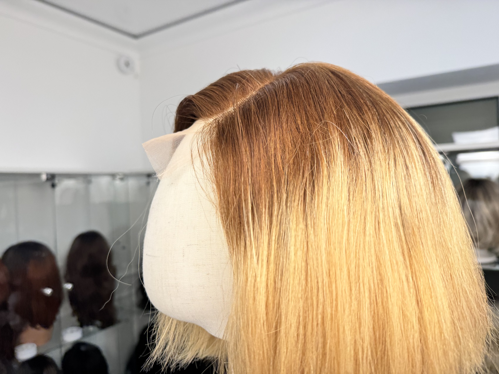 Syntetyczna peruka Premium – blond z rudym odrostem, Lace Front