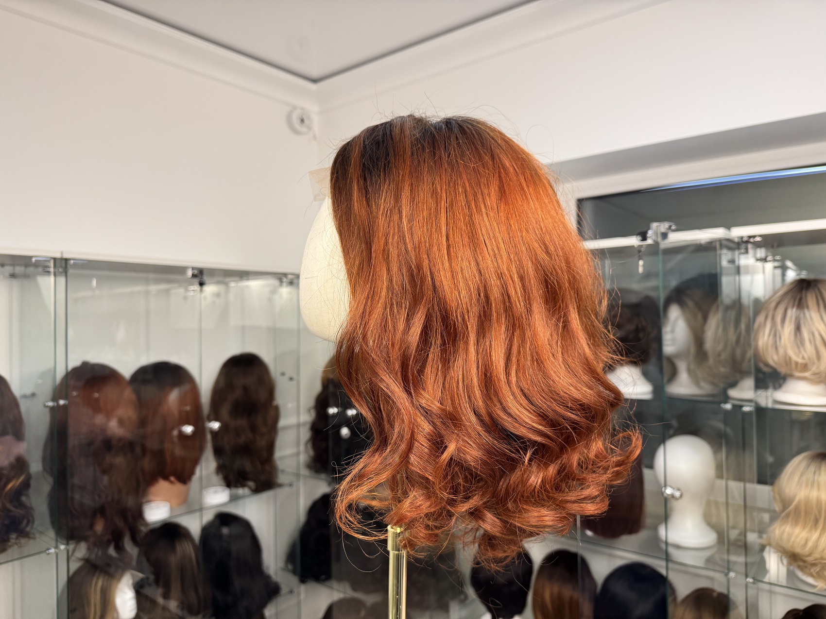 Ruda peruka syntetyczna Premium 12″ – Lace Front