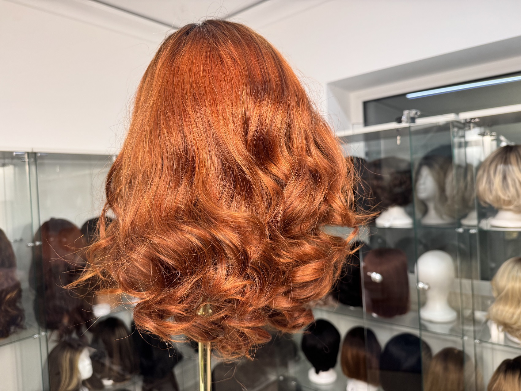 Ruda peruka syntetyczna Premium 12″ – Lace Front