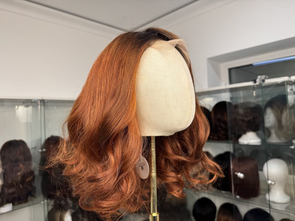 Ruda peruka syntetyczna Premium 12″ – Lace Front