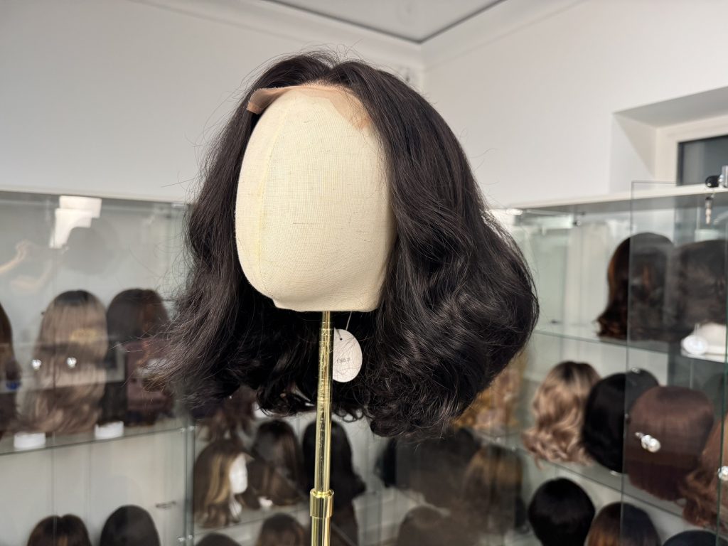 Czarna peruka syntetyczna Premium 10″ – lekkie loki, Lace Front