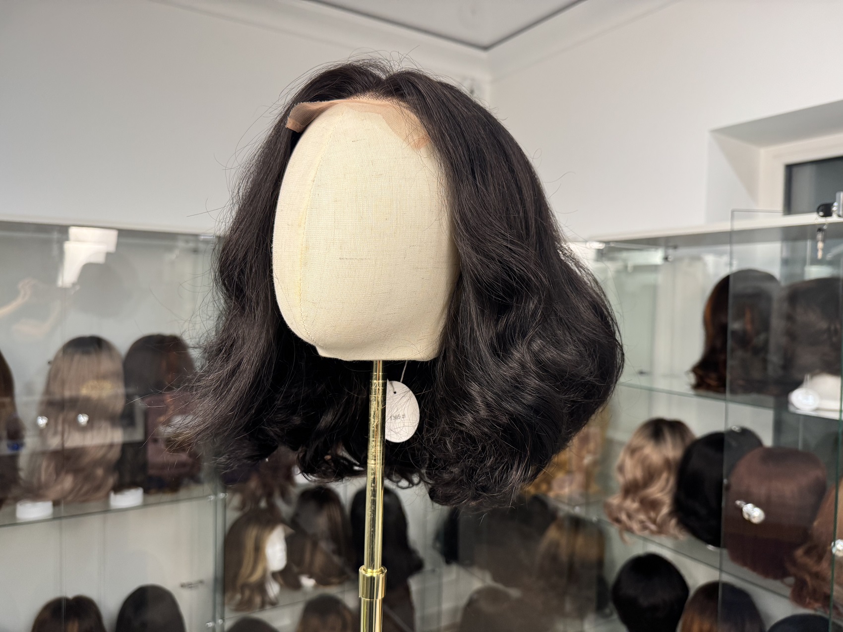Czarna peruka syntetyczna Premium 10″ – lekkie loki, Lace Front
