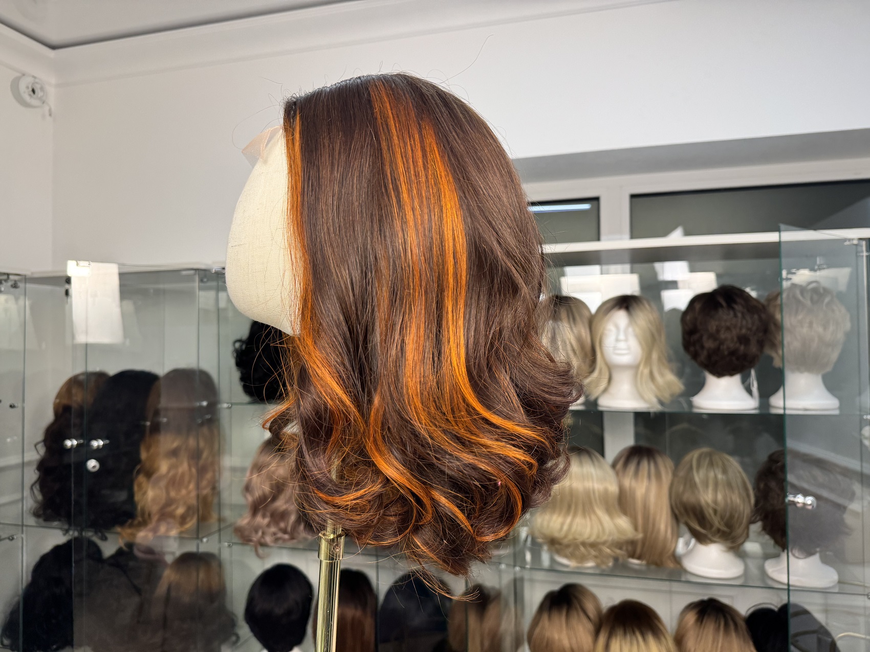 Syntetyczna peruka Premium 12″ – brąz z rudawymi refleksami, Lace Front