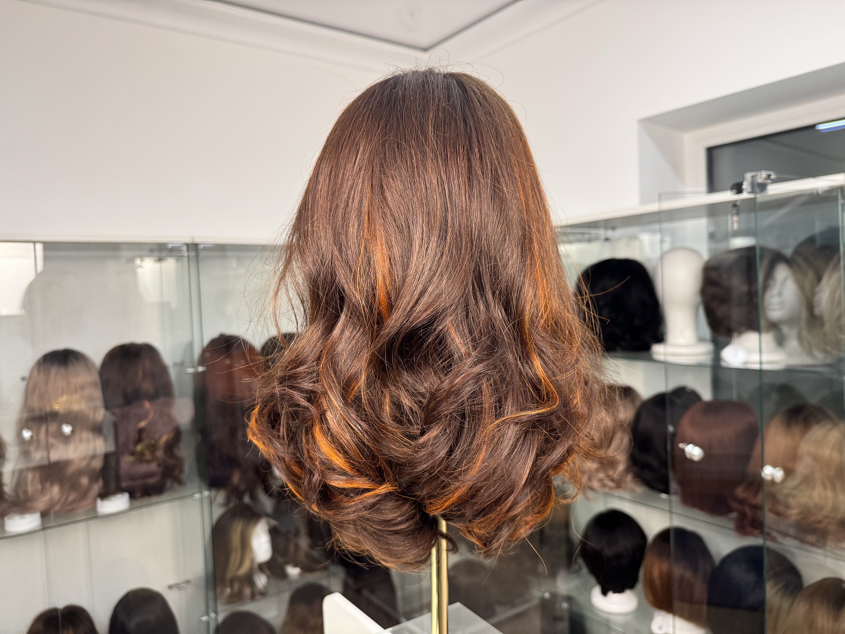 Syntetyczna peruka Premium 12″ – brąz z rudawymi refleksami, Lace Front