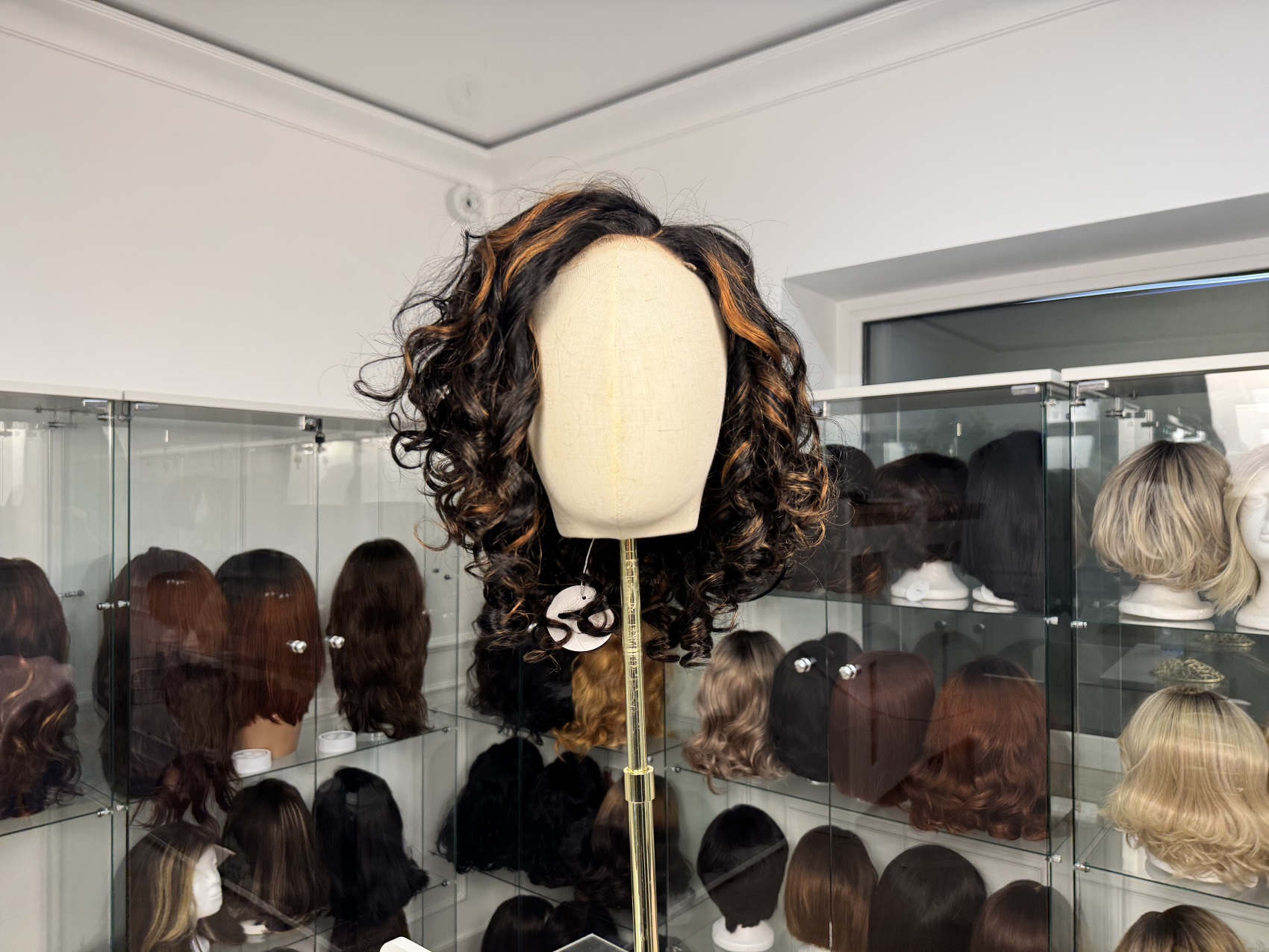 Syntetyczna peruka Premium 8″ – kręcona, z pasemkami, Lace Front