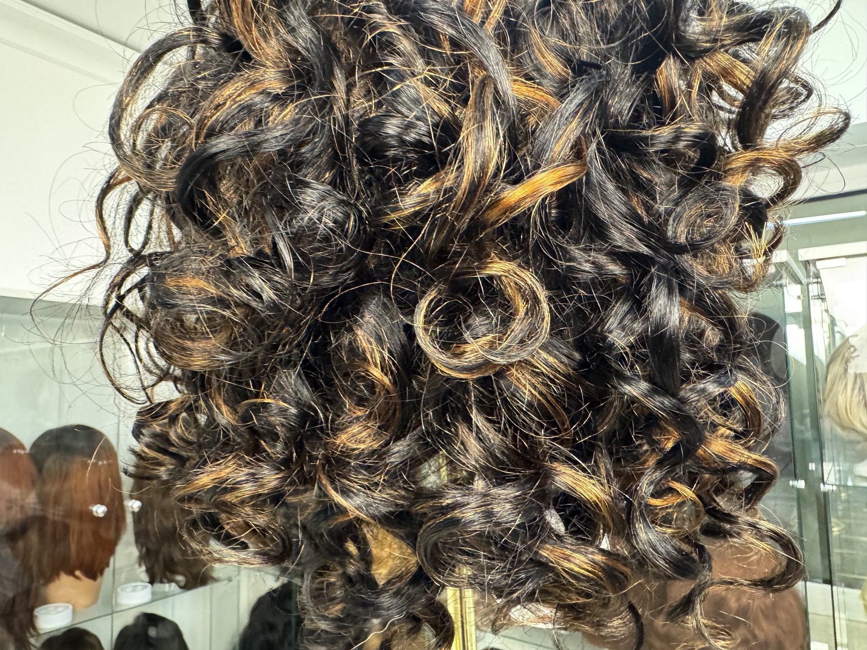 Syntetyczna peruka Premium 8″ – kręcona, z pasemkami, Lace Front