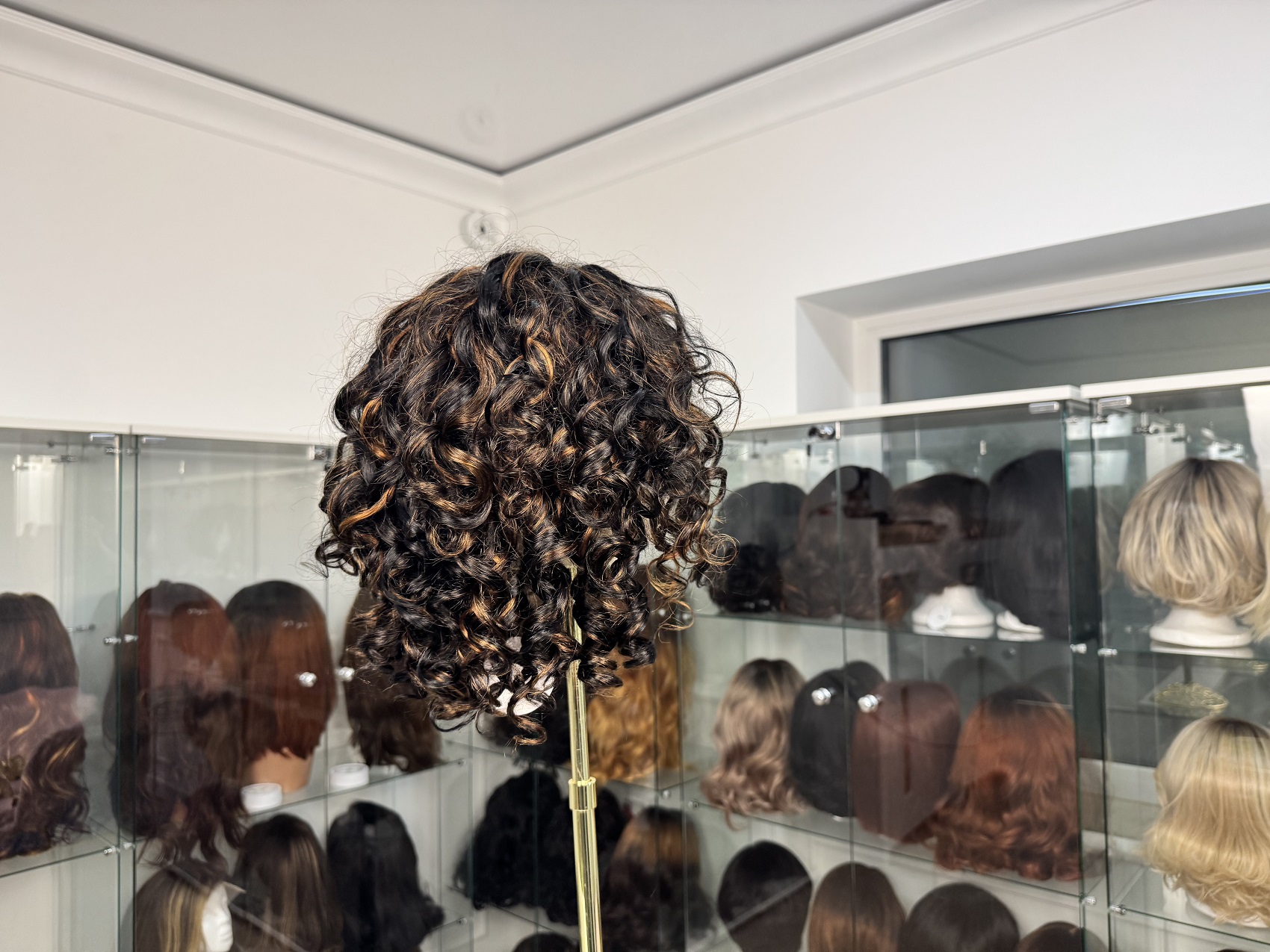 Syntetyczna peruka Premium 8″ – kręcona, z pasemkami, Lace Front