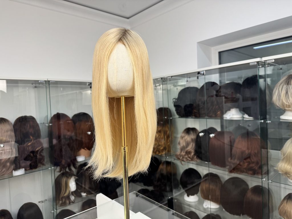 Naturalna peruka – jasny blond z delikatnym odrostem, Lace Front