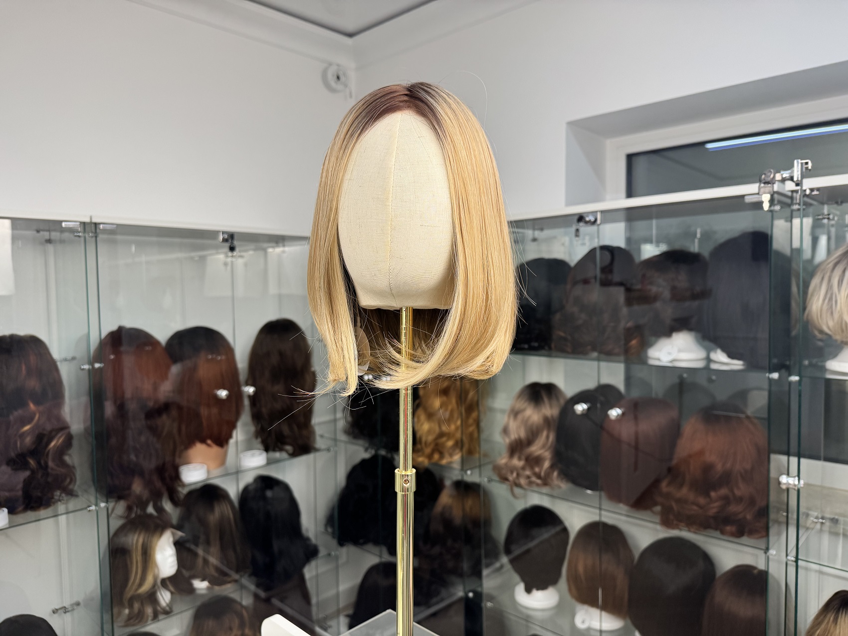 Syntetyczna peruka Lace Front – blond z ciemniejszą nasadą