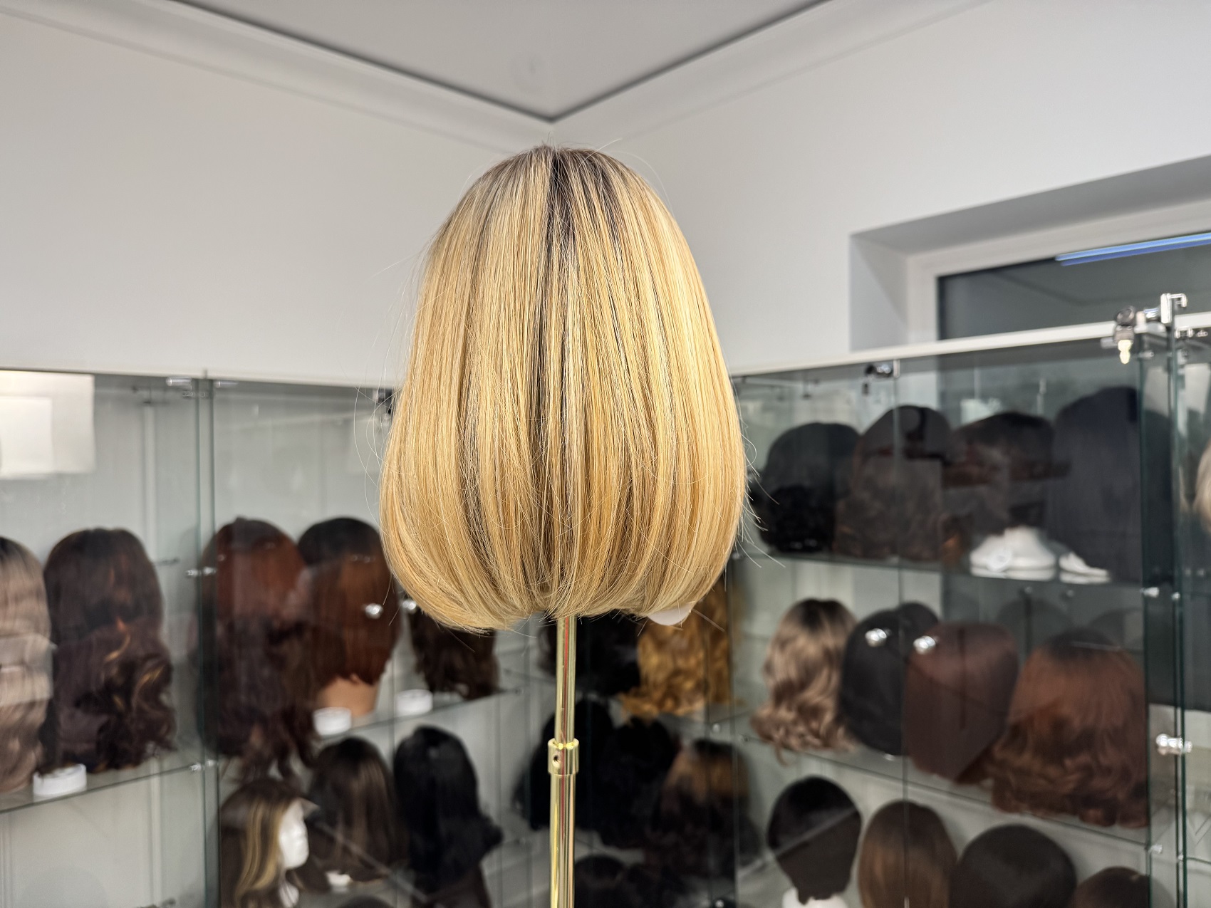 Syntetyczna peruka Lace Front – blond z ciemniejszą nasadą