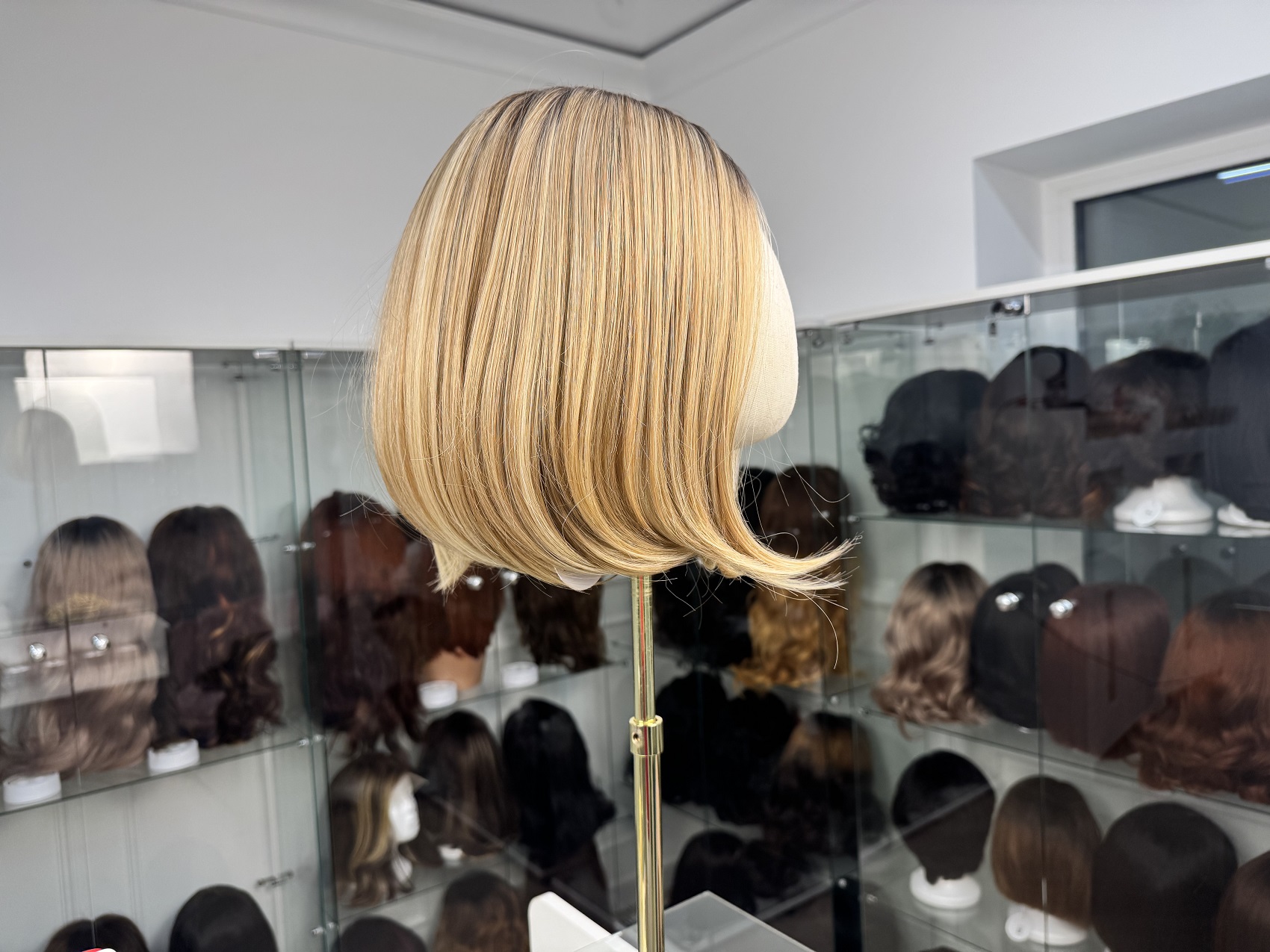 Syntetyczna peruka Lace Front – blond z ciemniejszą nasadą