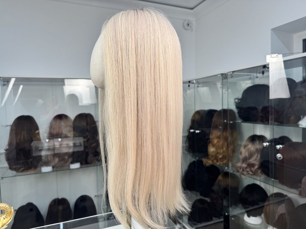 Naturalna peruka Lavenda 22″ – wielotonowy blond z ciemniejszą nasadą