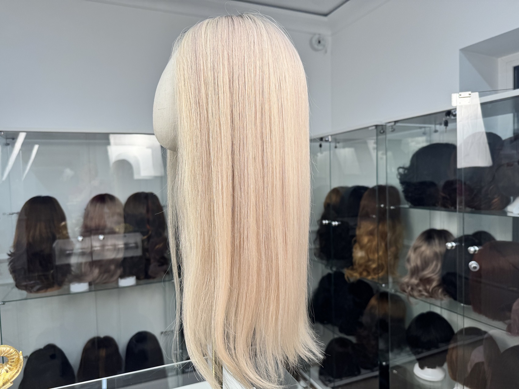 Naturalna peruka Lavenda 22″ – wielotonowy blond z ciemniejszą nasadą
