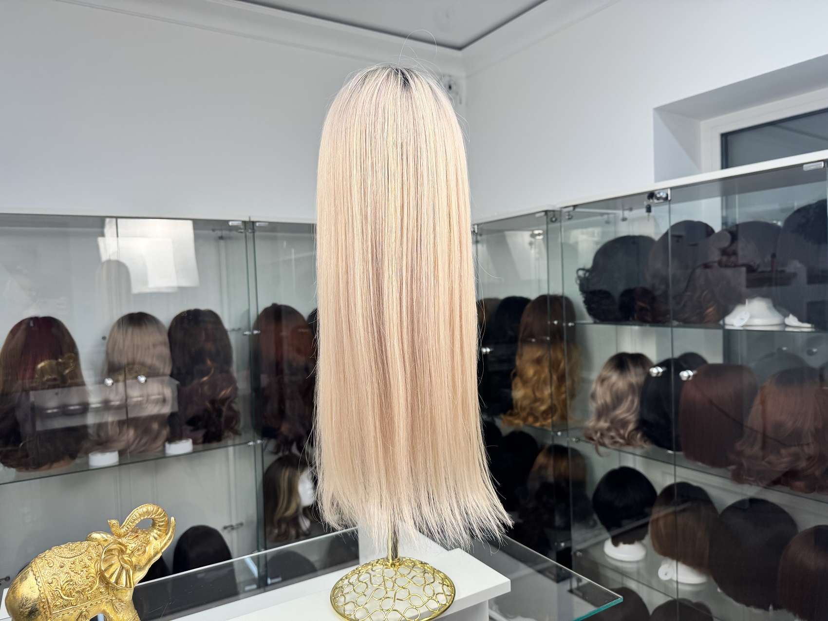 Naturalna peruka Lavenda 22″ – wielotonowy blond z ciemniejszą nasadą