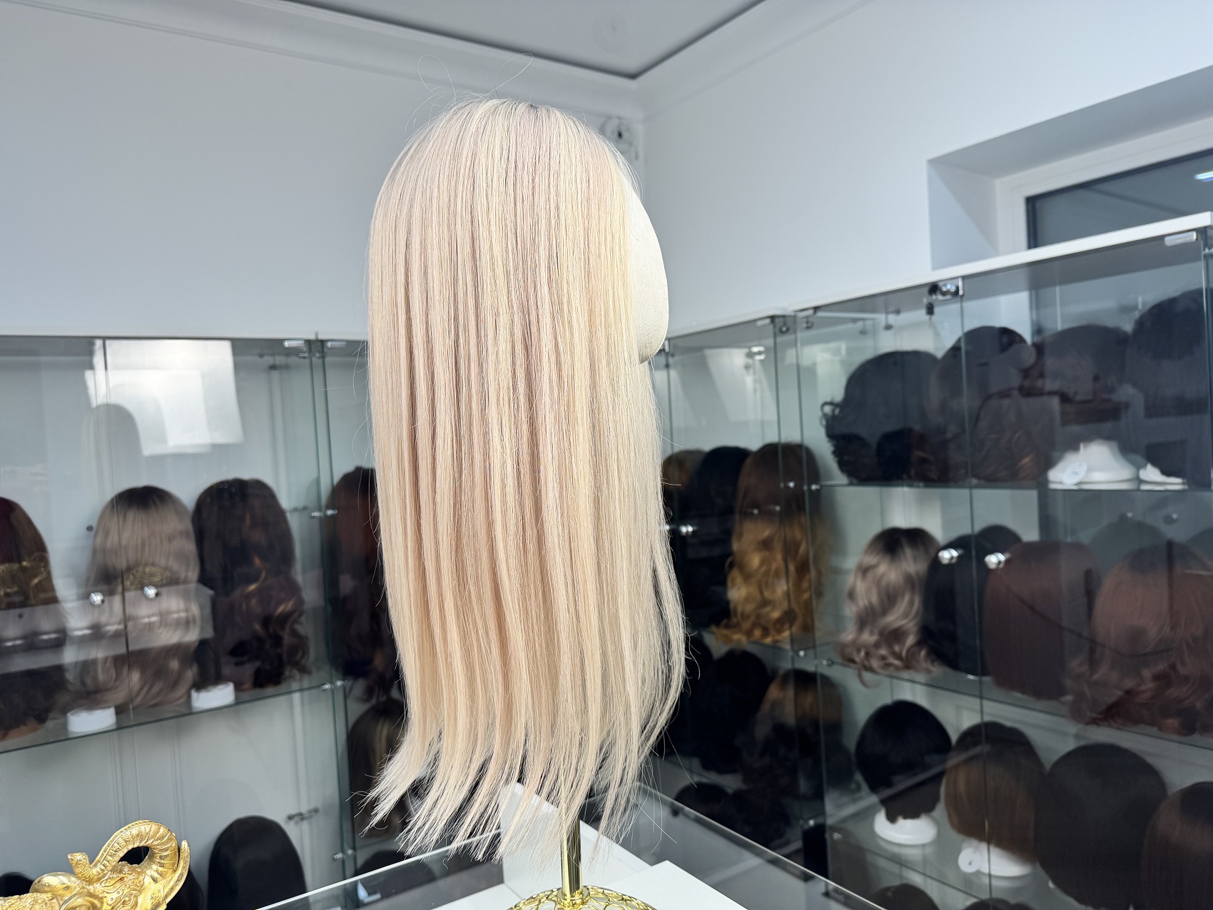 Naturalna peruka Lavenda 22″ – wielotonowy blond z ciemniejszą nasadą