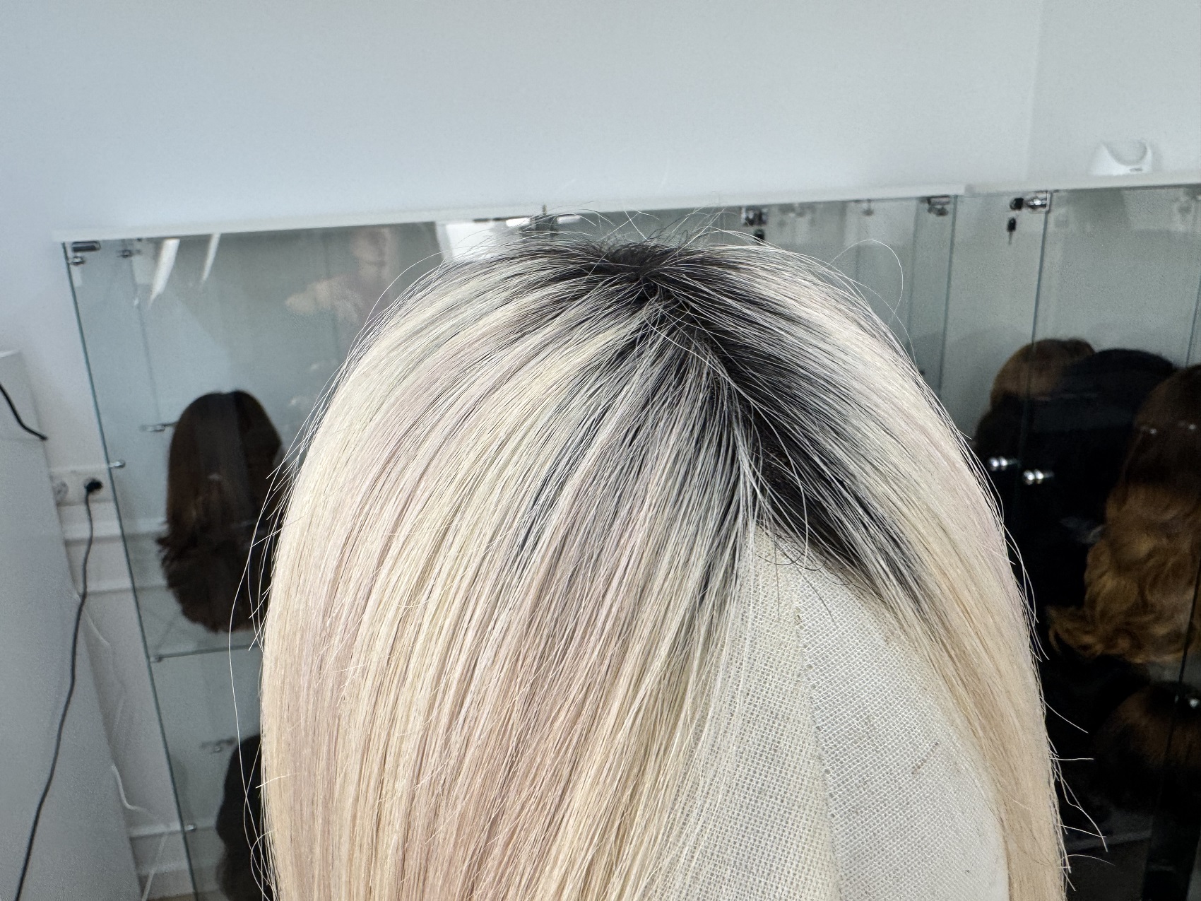 Naturalna peruka Lavenda 22″ – wielotonowy blond z ciemniejszą nasadą