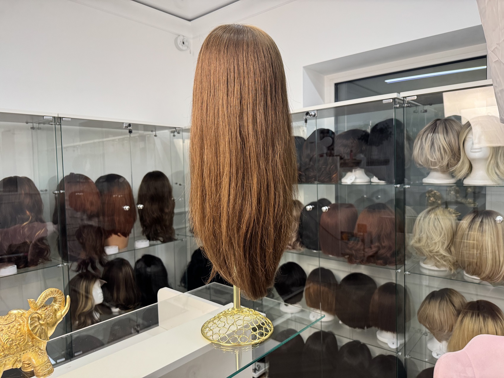 Naturalna peruka Lavenda 22″ – wielotonowy blond z ciemniejszą nasadą