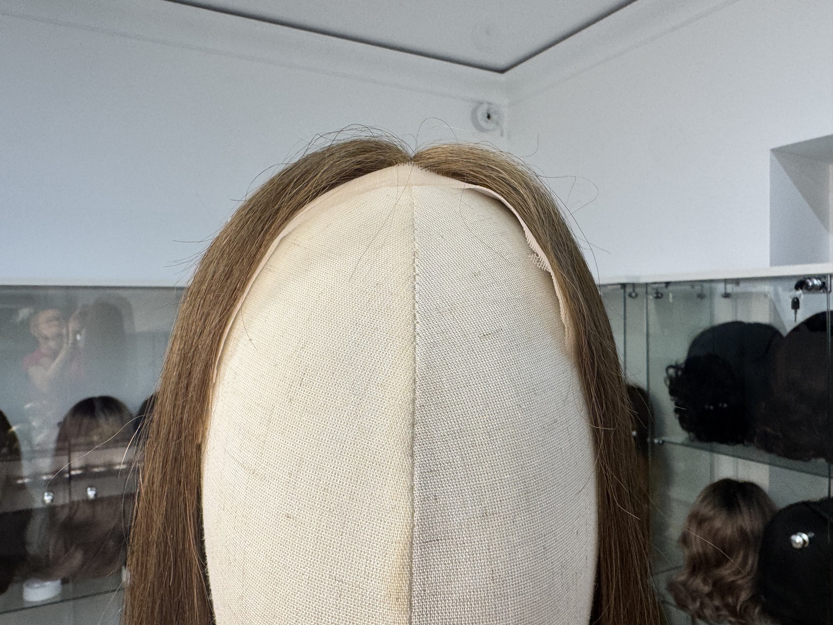 Naturalna peruka Lavenda 22″ – wielotonowy blond z ciemniejszą nasadą
