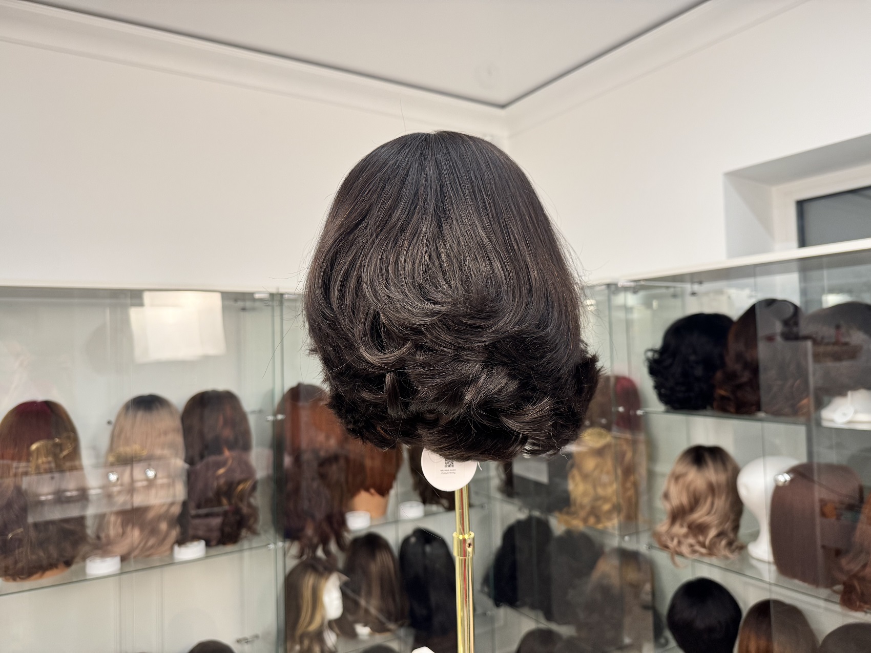 Czarna peruka syntetyczna premium Lace Front – gęstość 180%