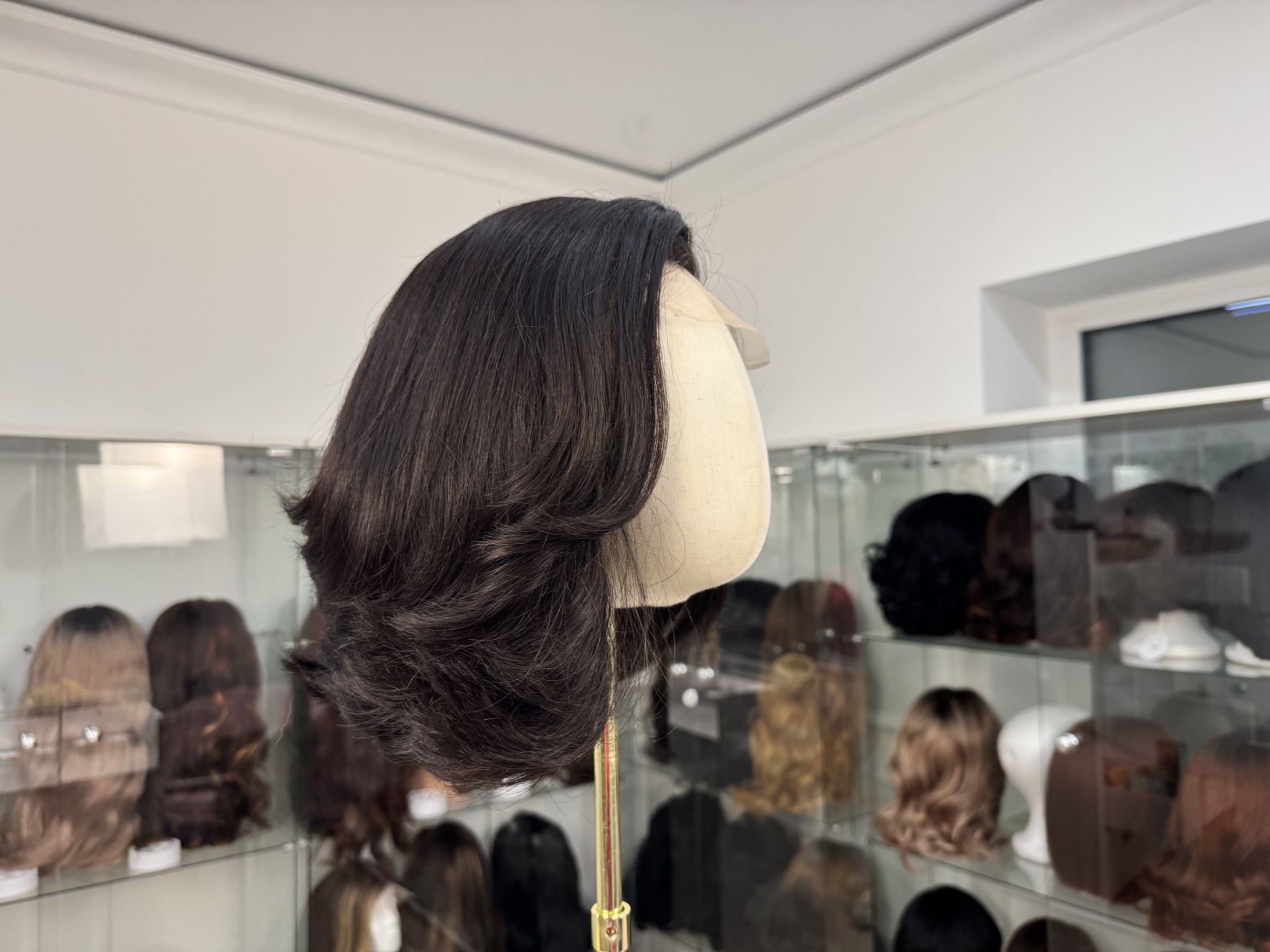 Czarna peruka syntetyczna premium Lace Front – gęstość 180%