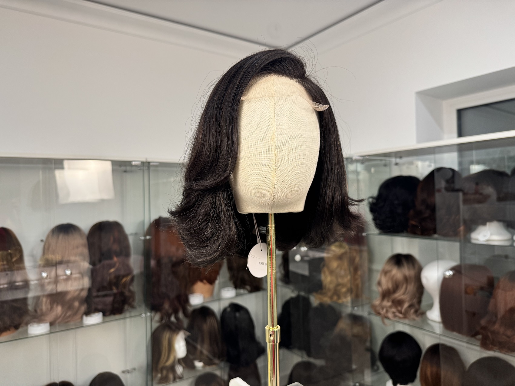 Czarna peruka syntetyczna premium Lace Front – gęstość 180%